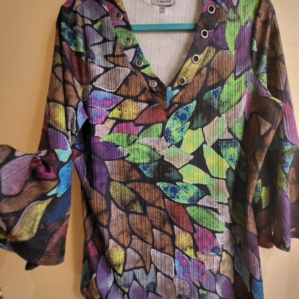 Lynn Ritchie Silver, Ladies colorful, bell sleeve top L/XL